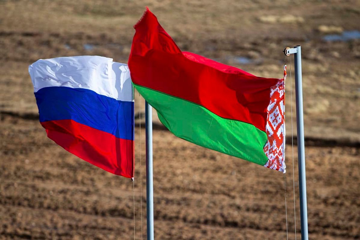 Флаги РФ и Беларуси.