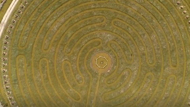 Sāmsalas iedzīvotājs izveido Igaunijā lielāko brīvdabas labirintu