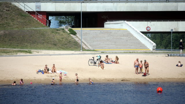 Karstuma dēļ Latvijā spēkā oranžais brīdinājums; svētdien sakarsīs līdz 32 grādiem