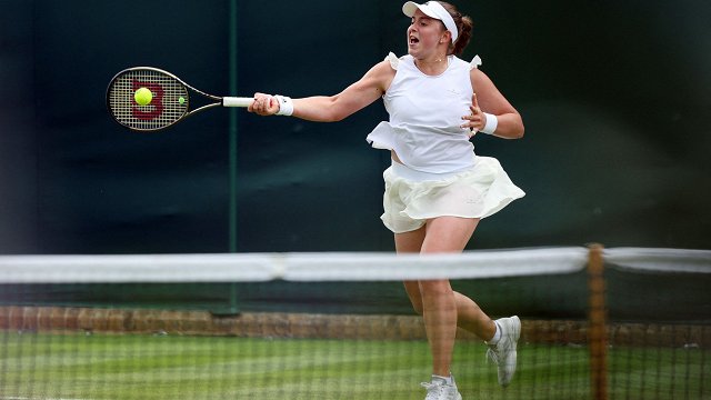 Tenisiste Ostapenko arī sieviešu dubultspēlēs Vimbldonā pārvar pirmo kārtu