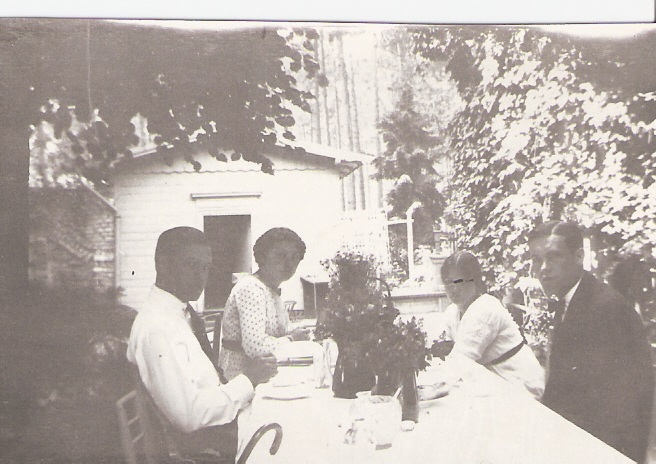 Grosvaldu bērni pie galda Edinburgā 1912. gadā