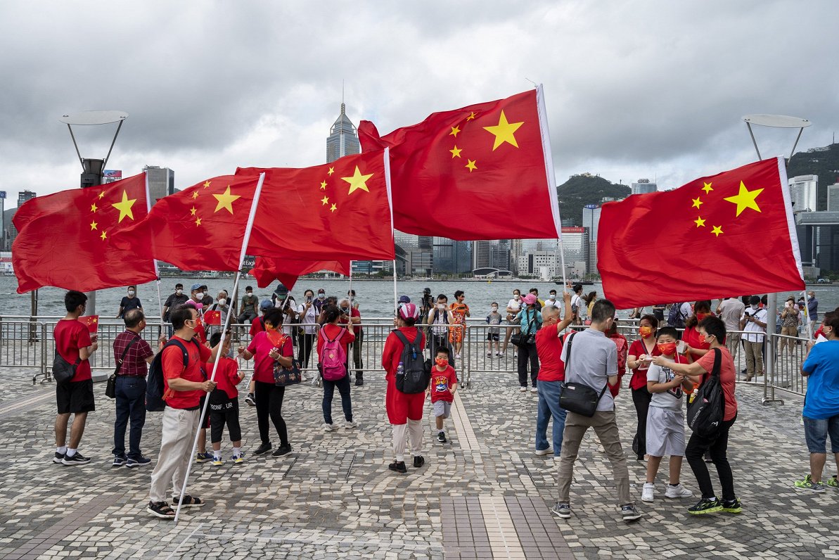 Ķīnas valdības atbalstītāji mītiņā Honkongā