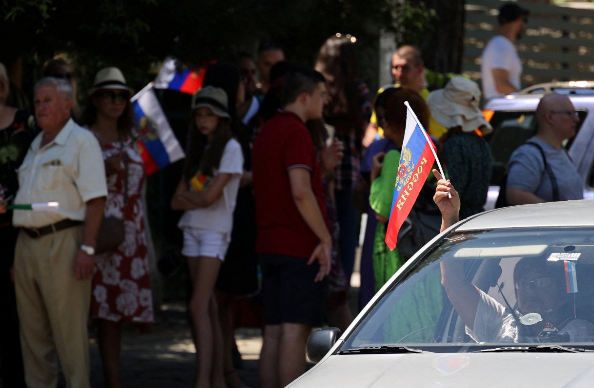 Sofijā notikusi protesta demonstrācija pret Bulgārijas valdības lēmumu izraidīt Krievijas diplomātus...