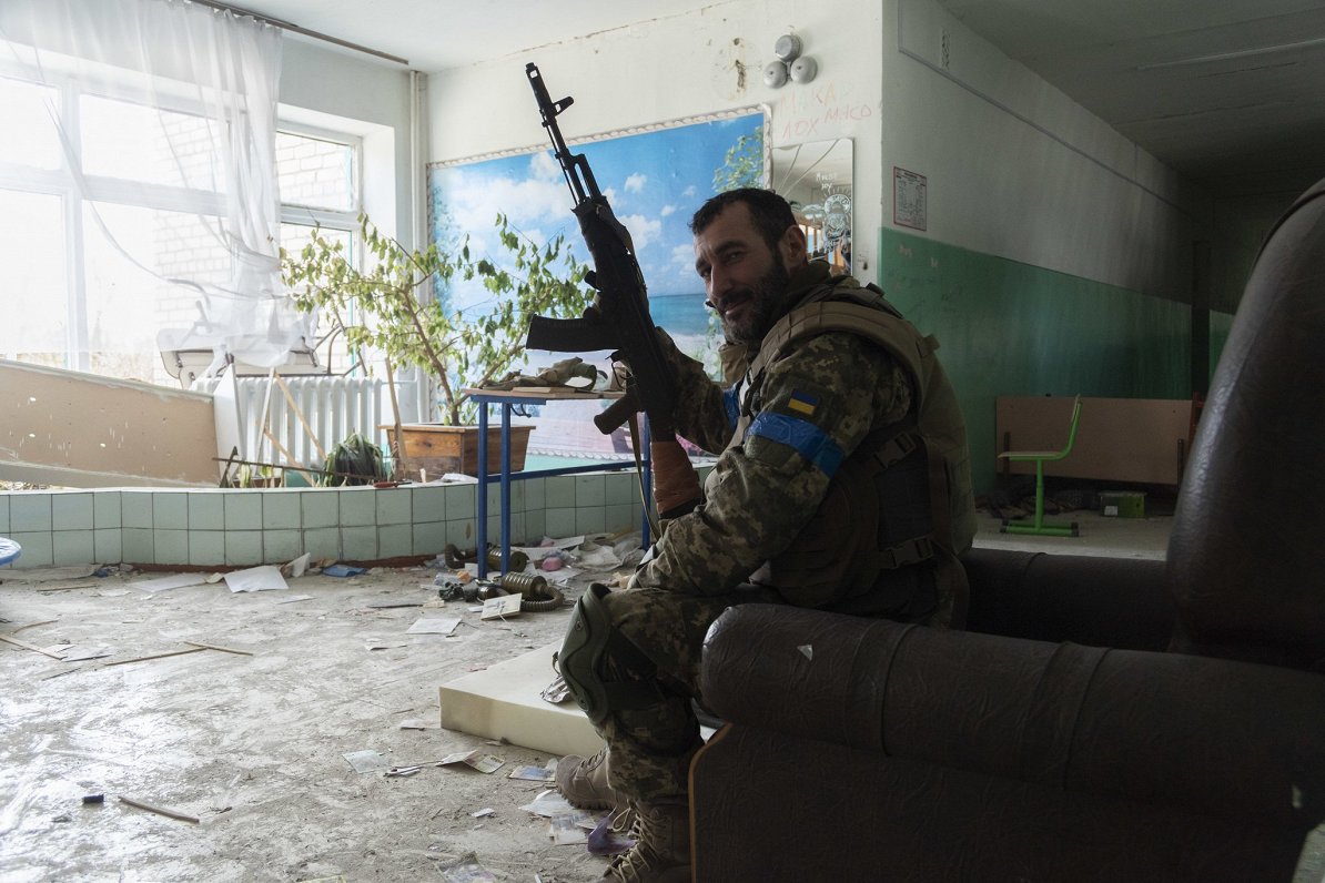 Ukraiņu karavīrs Kijivas apgabala skolā, no kuras padzīti Krievijas iebrucēji