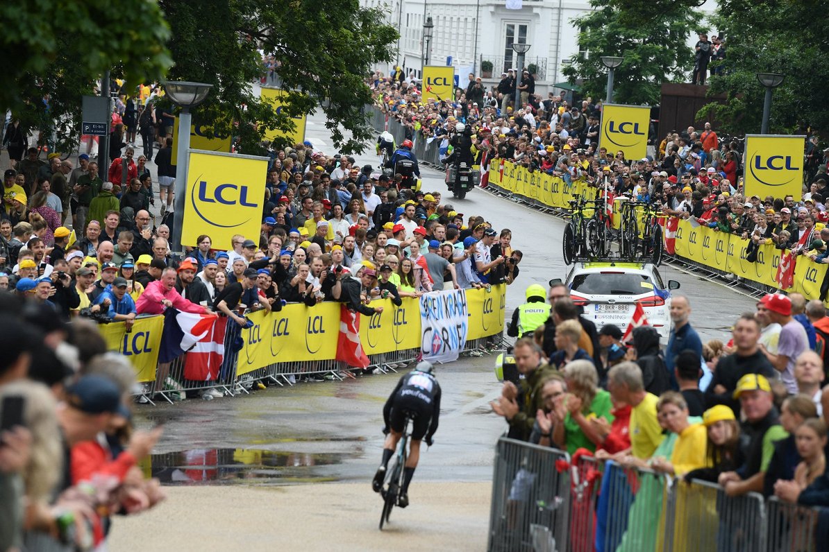 Riteņbraucējs Skujiņš finišē TOP30 «Tour de France» pirmajā posmā