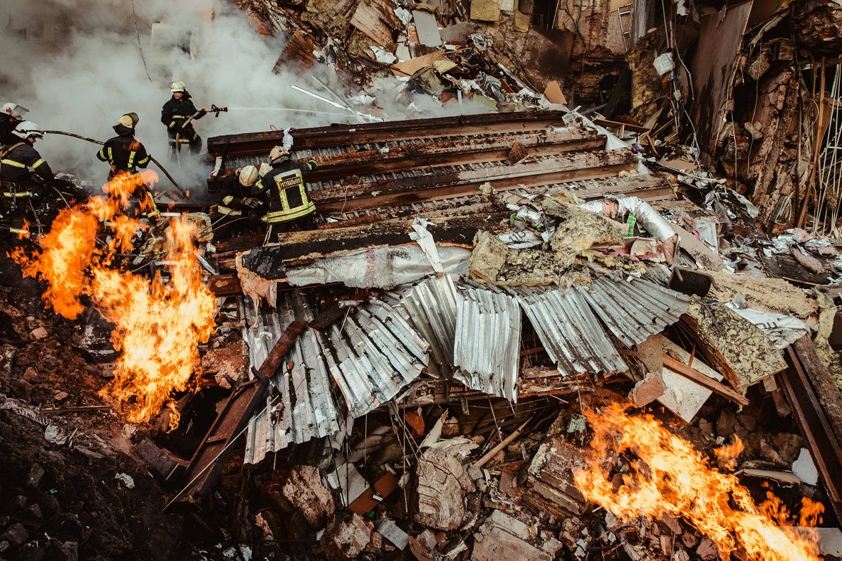 Ukrainas ugunsdzēsēji Harkivā dzēš Krievijas armijas sašauto valdības ēku