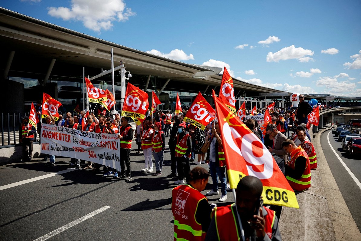 Streika dalībnieki Parīzes Šarla de Golla lidostā
