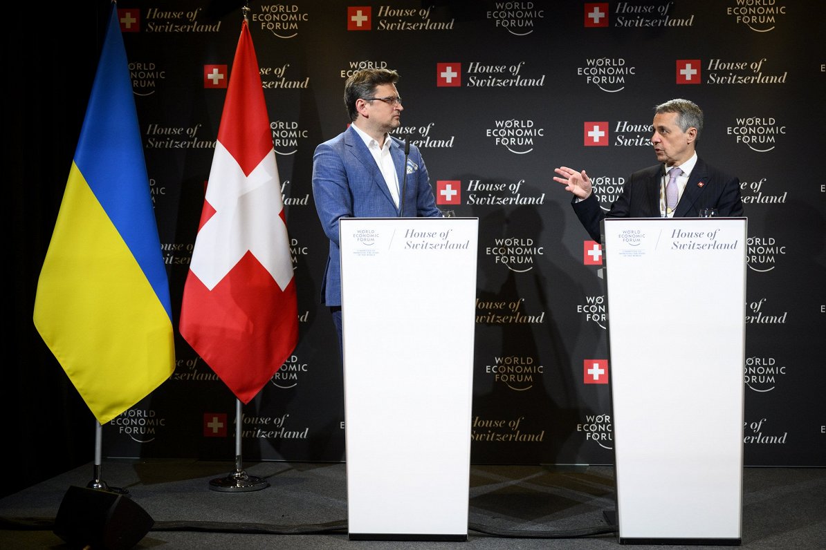 Šveices prezidents Ignacio Kasiss (pa labi) un Ukrainas ārlietu ministrs Dmitro Kuleba preses pasāku...