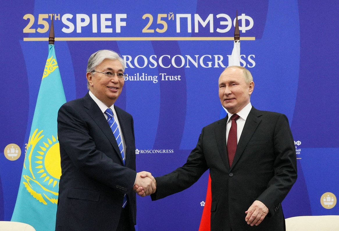 Kazahstānas prezidents Kasims Žomarts Tokajevs (pa kreisi) un Krievijas prezidents Vladimirs Putins...
