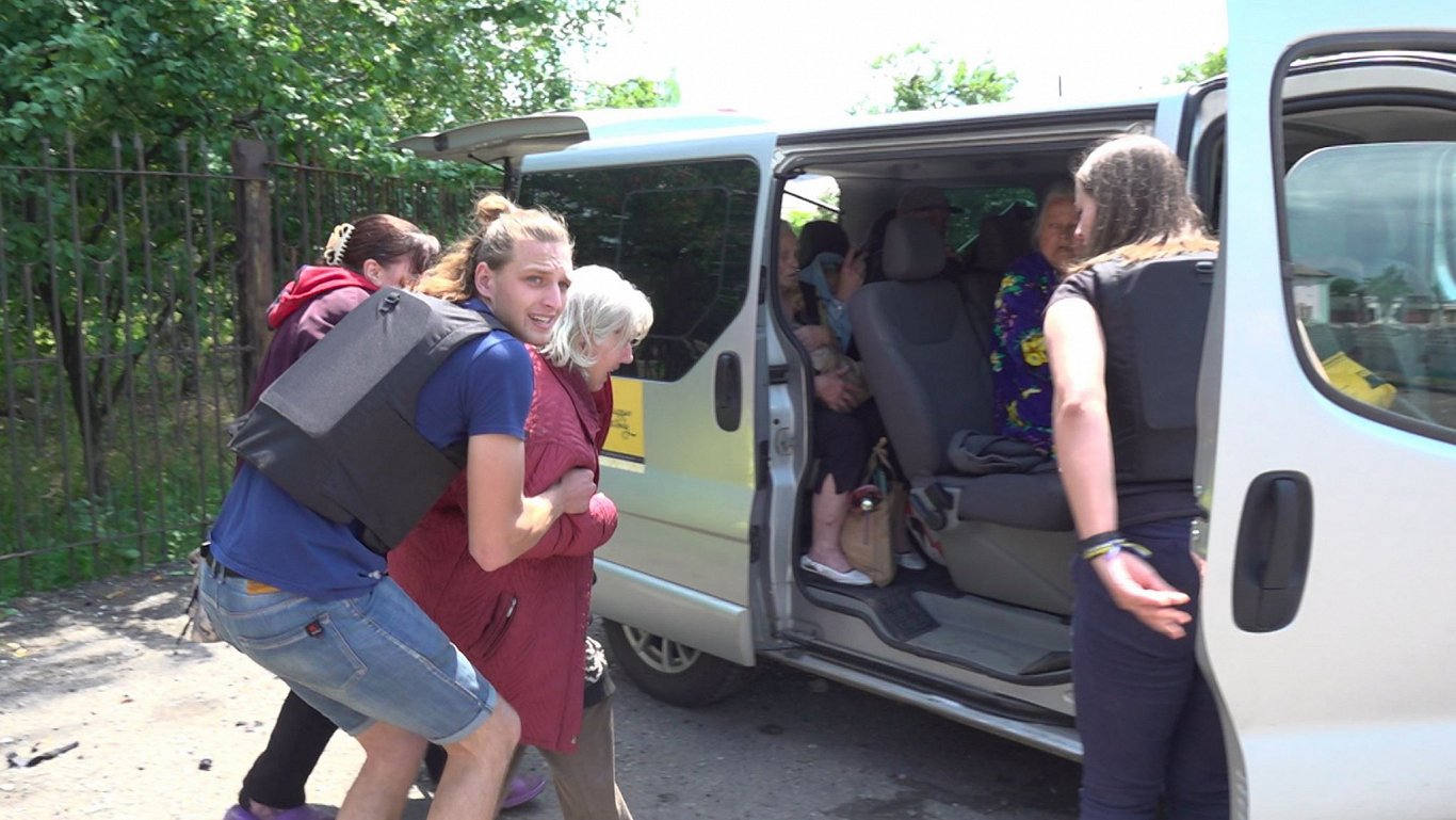 Brīvprātīgais Mikola palīdz evakuācijā Lisičanskas apkaimē