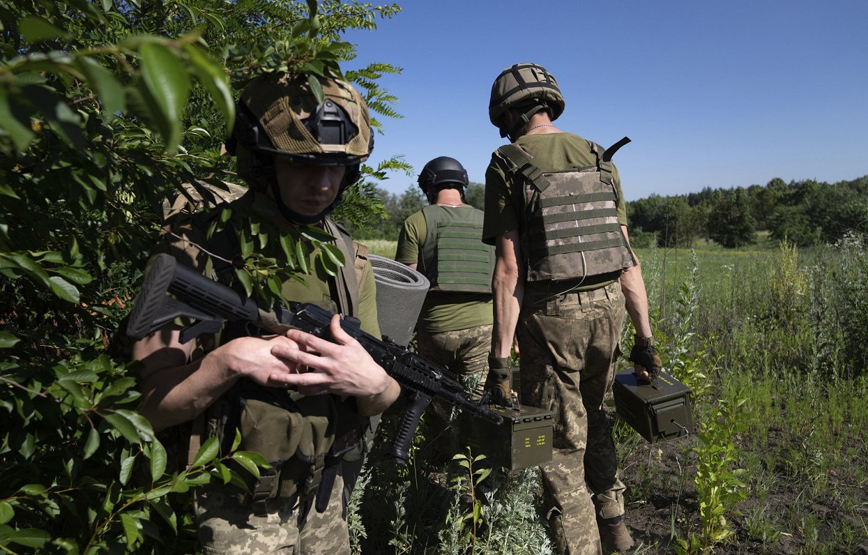 Ukrainas karavīri maina pozīcijas