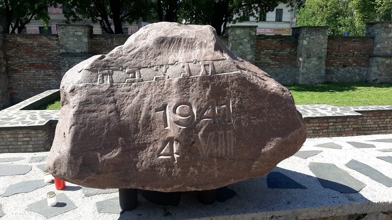 Мемориальный камень у руин Хоральной синагоги в Риге.