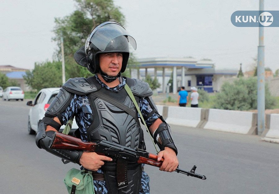 Uzbekistānas karavīrs Nukusas pilsētas ielās