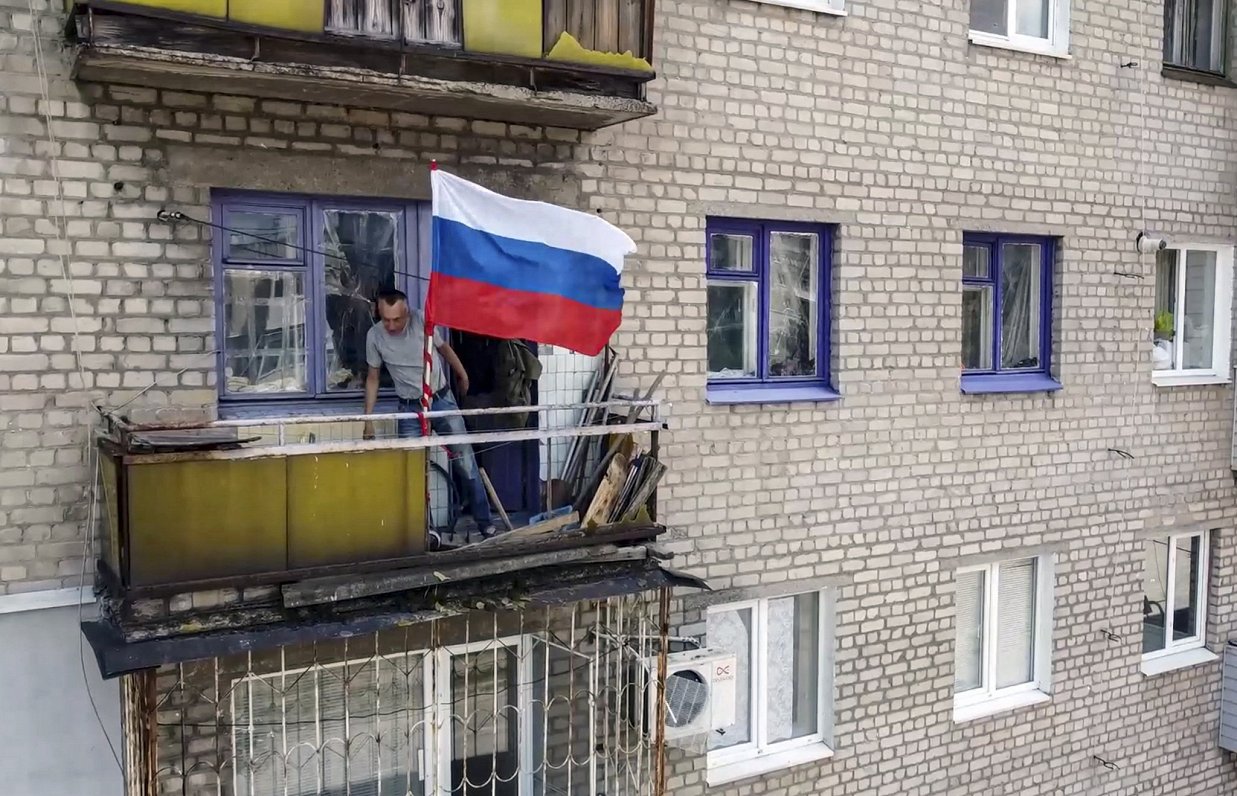 Krievijas okupantu izplatītajā foto redzams, ka okupētajā Ukrainas pilsētā Lisičanskā kāds vīrietis...
