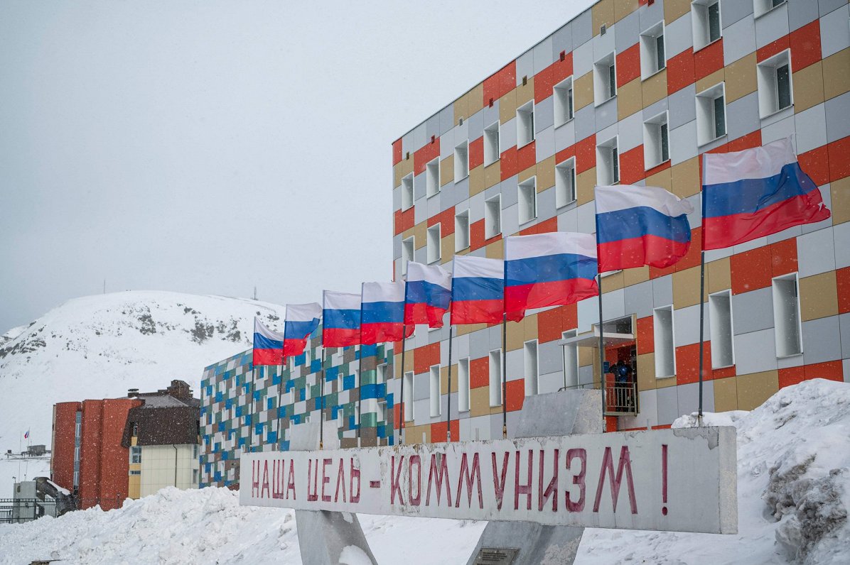 Krievijas kalnraču pilsētiņa Norvēģijai piederošajā Svalbāras arhipelāgā. Uzraksts pie Krievijas kar...
