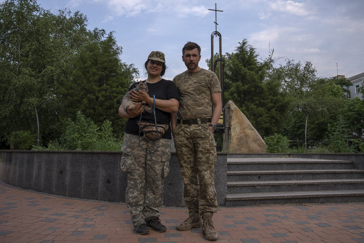 Ukrainas armijas karavīri Valentīna un Vitālijs ar savu kaķi Kramatorskas pilsētā. Pēc līdzdalības k...