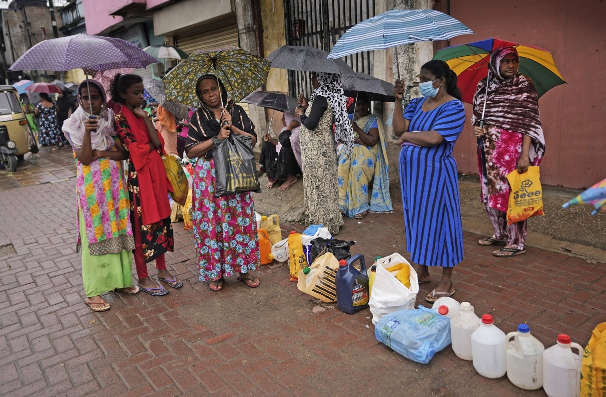 Šrilankas lielpilsētā Kolombo sievietes gaida rindā, lai varētu iegādāties petroleju