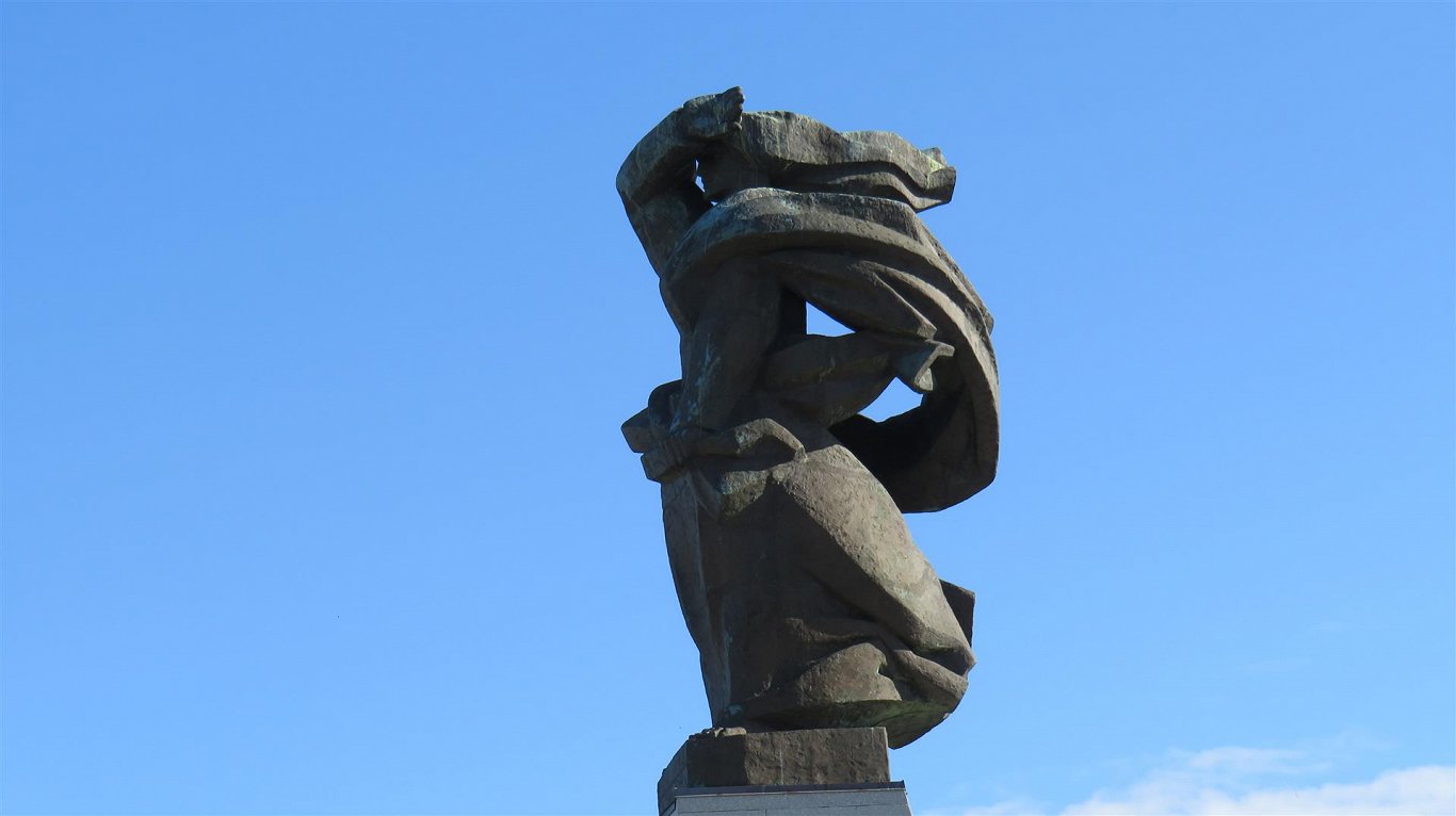 В конце проспекта Курмаяс стоит Памятник погибшим морякам и рыбакам