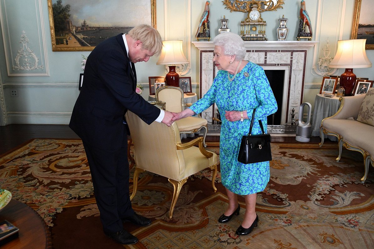 Boriss Džonsons audiencē pie Lielbritānijas karalienes Elizabetes II 2019. gada vasarā, kad viņš kļu...