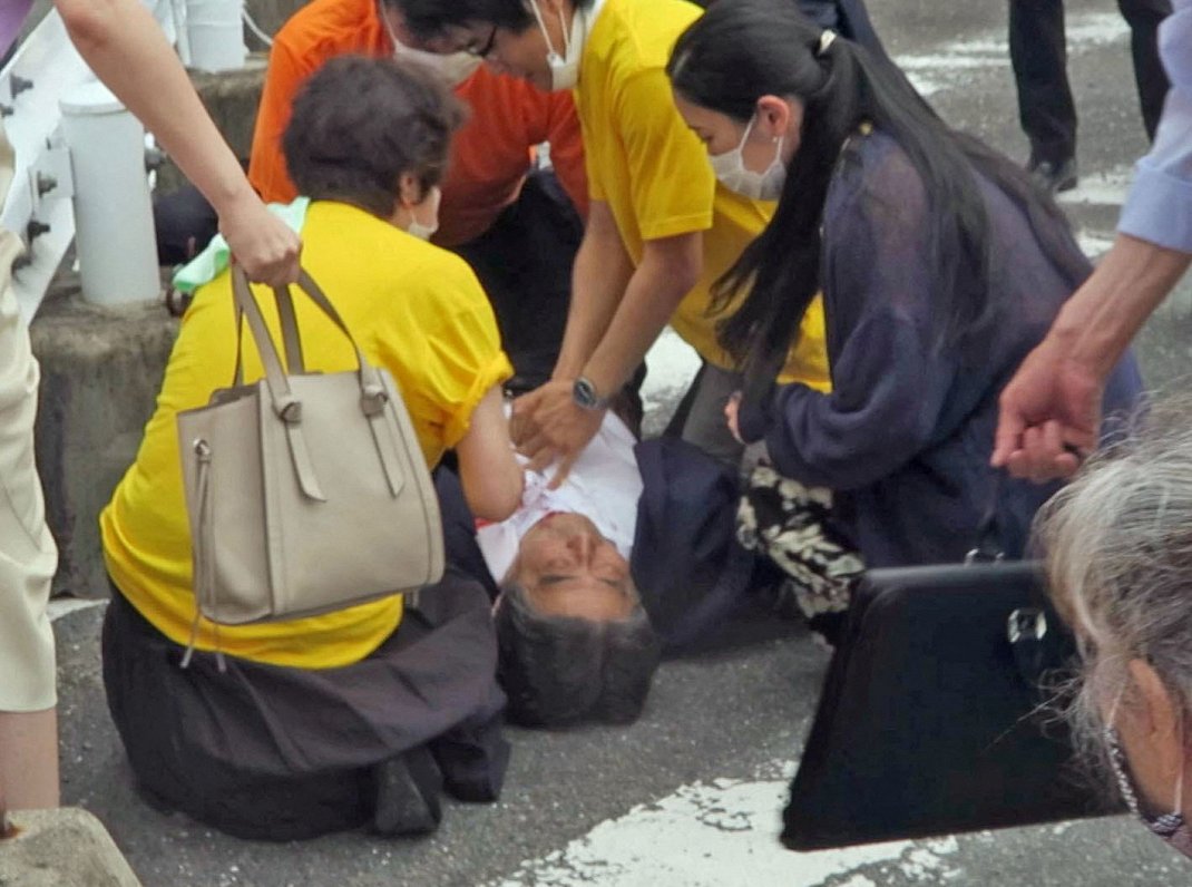 Japānas ekspremjers Sindzo Abe noguldīts uz zemes pēc tam, kad tika sašauts priekšvēlēšanu mītiņa la...