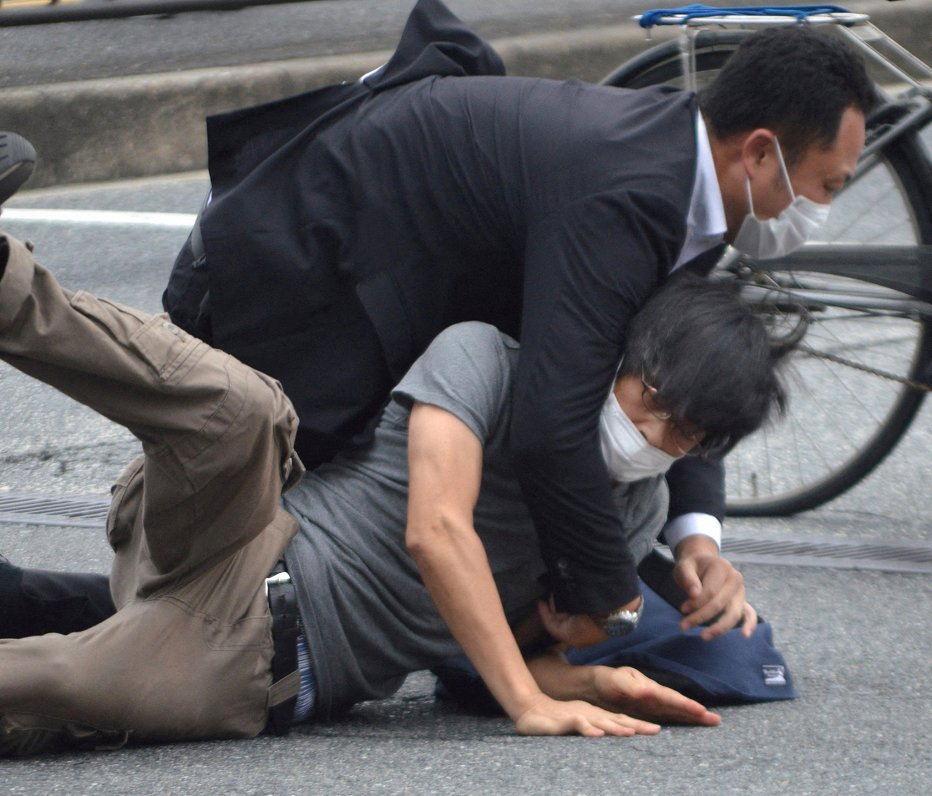 Šāvējs pēc atentāta tika nekavējoties aizturēts. Japānas mediji vēsta, ka tas ir 41 gadu vecais Tecu...