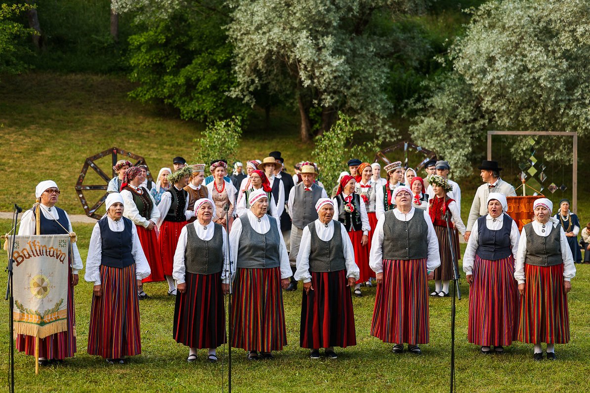 Baltinavas etnogrāfiskais ansamblis Turaidas Dainu kalnā 7. jūlijā