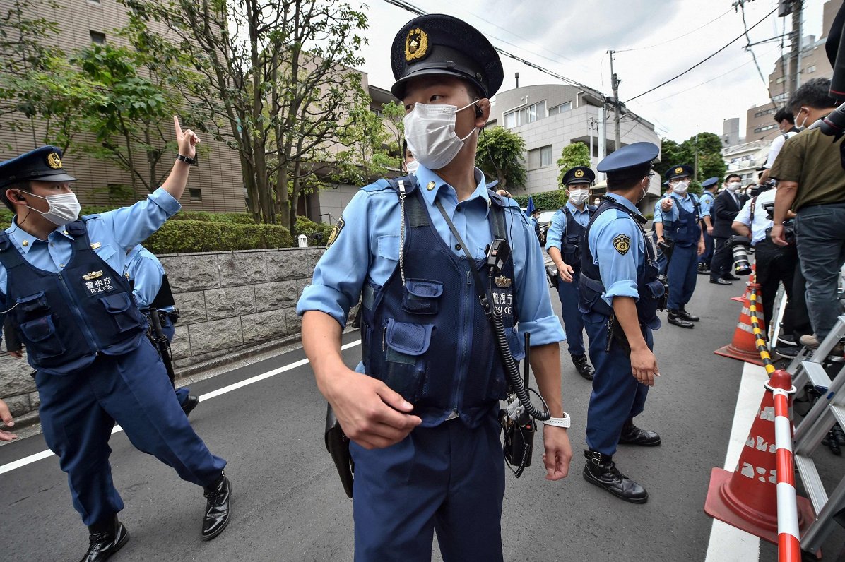 Policija norobežo piekļuvi Sindzo Abes mājām Tokijā