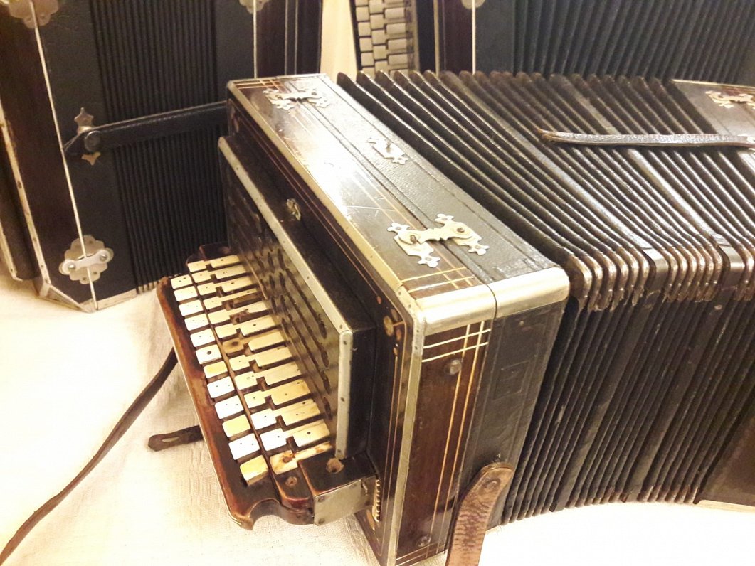 Pēterburgas ermoņikas jeb pēterburģene mūzikas instrumentu parādē Rīgas Latviešu biedrības namā