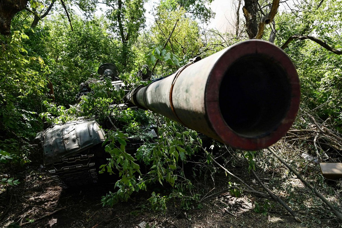 Замаскированный Т-72. Украина, близ Бахмута, Донецкая область, 09.07.2022.