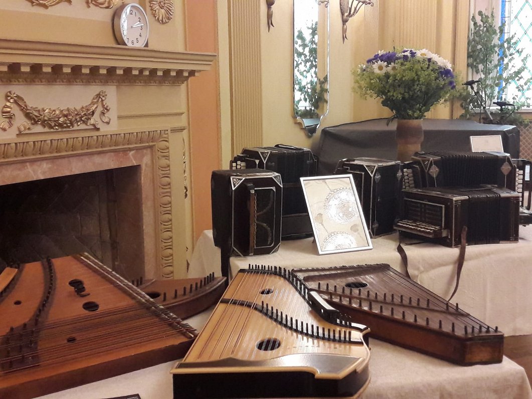 Caurspēlējamās cītaras mūzikas instrumentu parādē Rīgas Latviešu biedrības namā