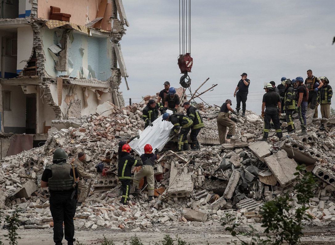 Glābšanas darbi Krievijas triecienā sagrautās ēkas drupās Časivjarā, Ukrainā 9.07.22.