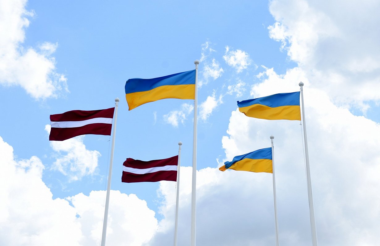 Latvijas un Ukrainas karogi. Ilustratīvs attēls.