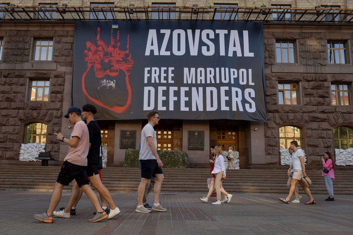 Ukrainas galvaspilsētā Kijivā izvietots plakāts ar aicinājumu atbrīvot Mariupoles rūpnīcas &quot;Azo...