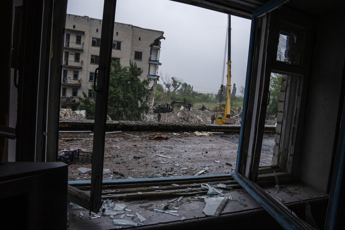 Krievijas karaspēka raķešu triecienā Doneckas apgabalā esošajā Časivjarā sagrauta piecstāvu dzīvojam...