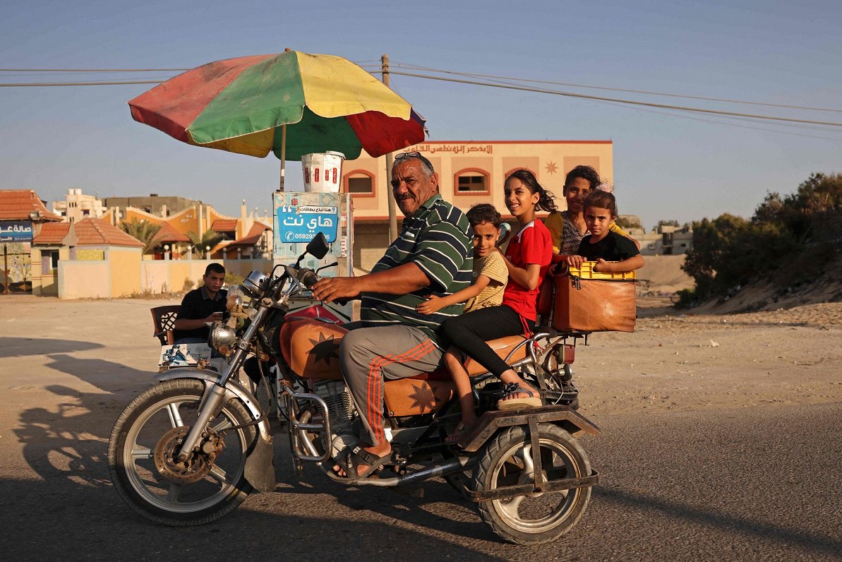 Gazas joslā palestīniešu vīrietis vizina bērnus ar motociklu
