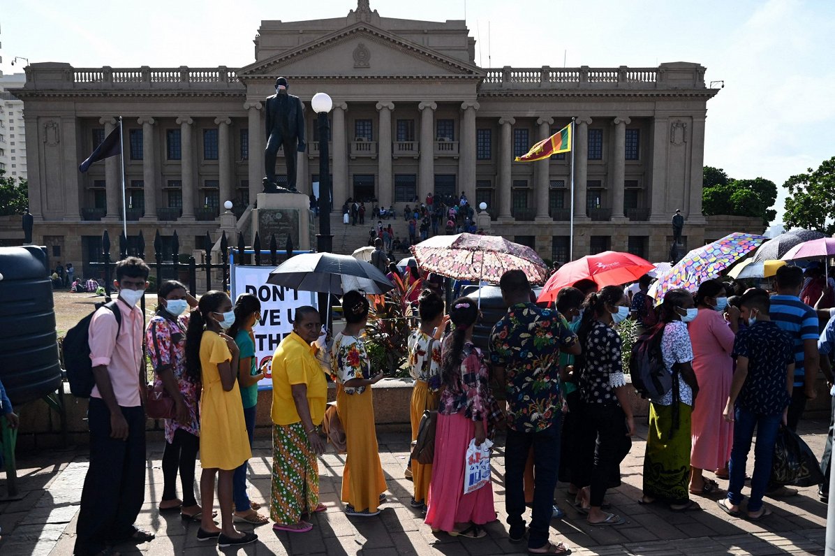 Protestētāji pie Šrilankas prezidenta pils. 2022. gada 12. jūlijs.