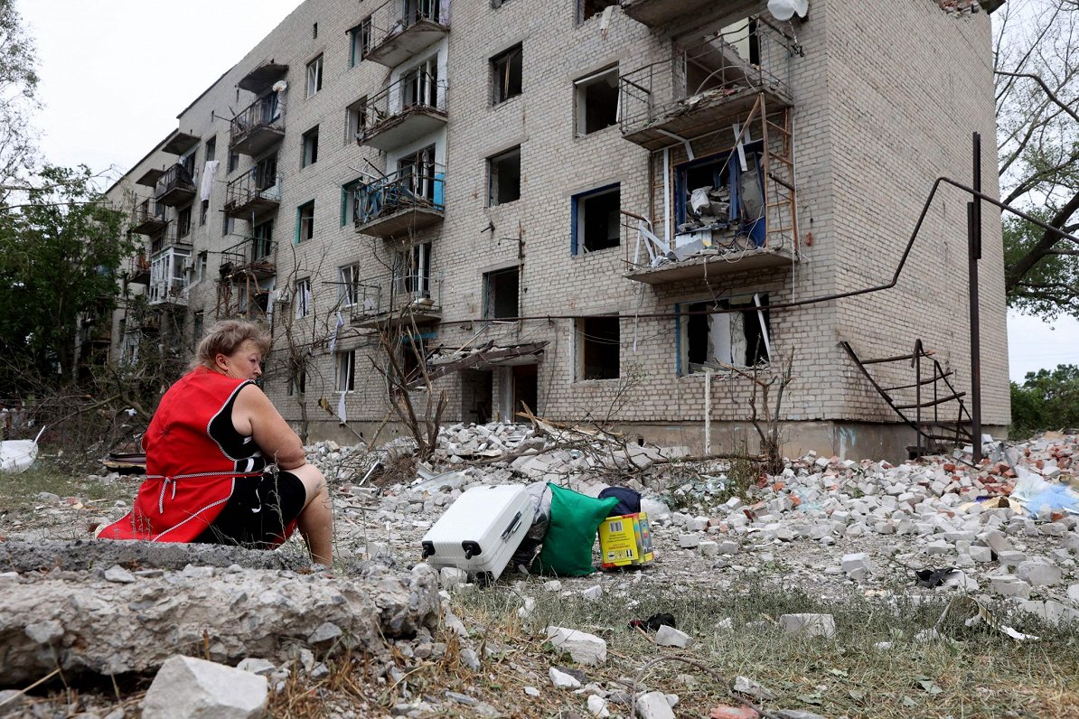 Sieviete pie Krievijas uzbrukumā izpostītas mājas Ukrainas austrumu pilsētā Časivjarā