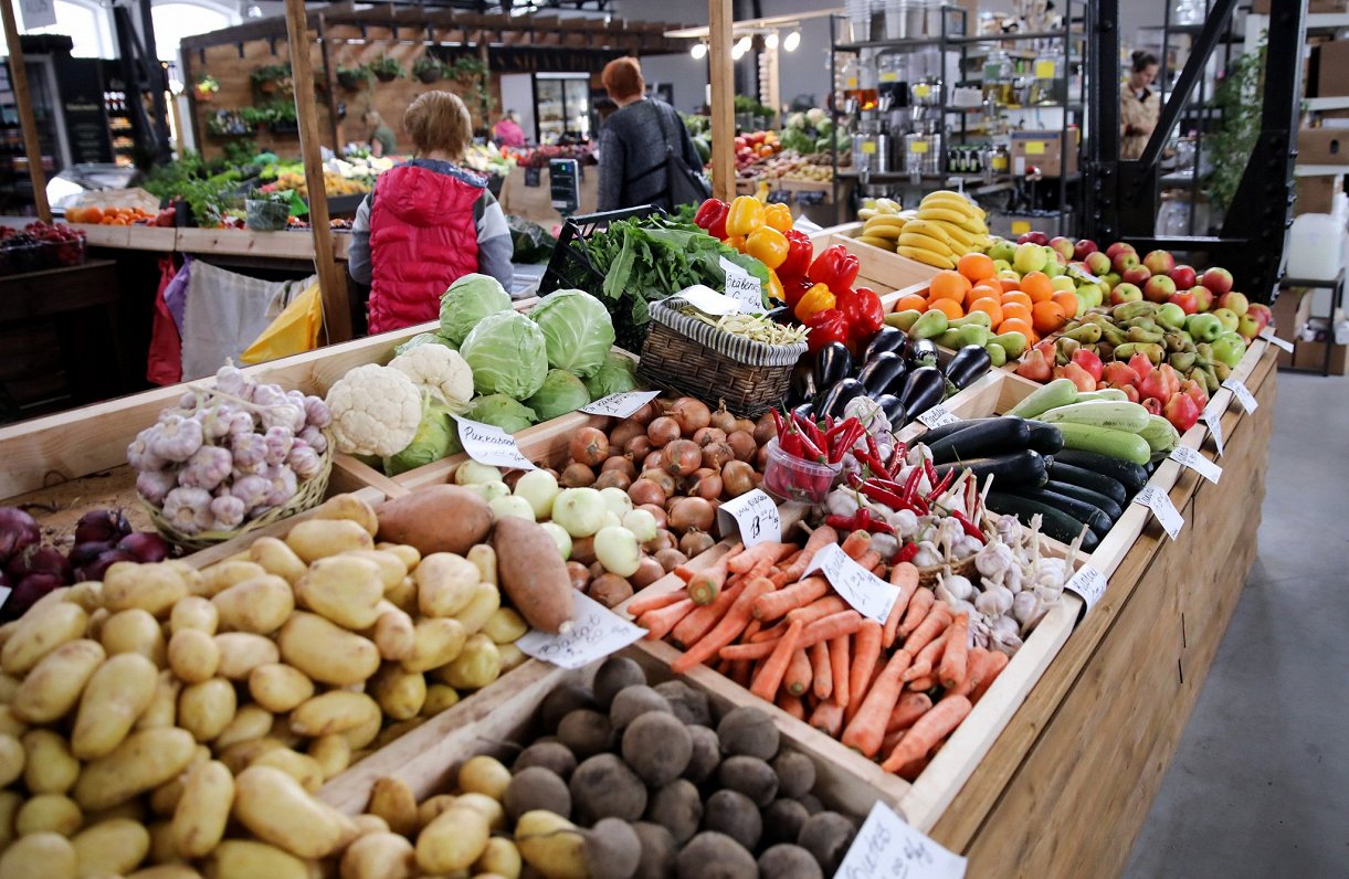 Dārzeņu un augļu tirdzniecība Āgenskalna tirgus paviljonā.