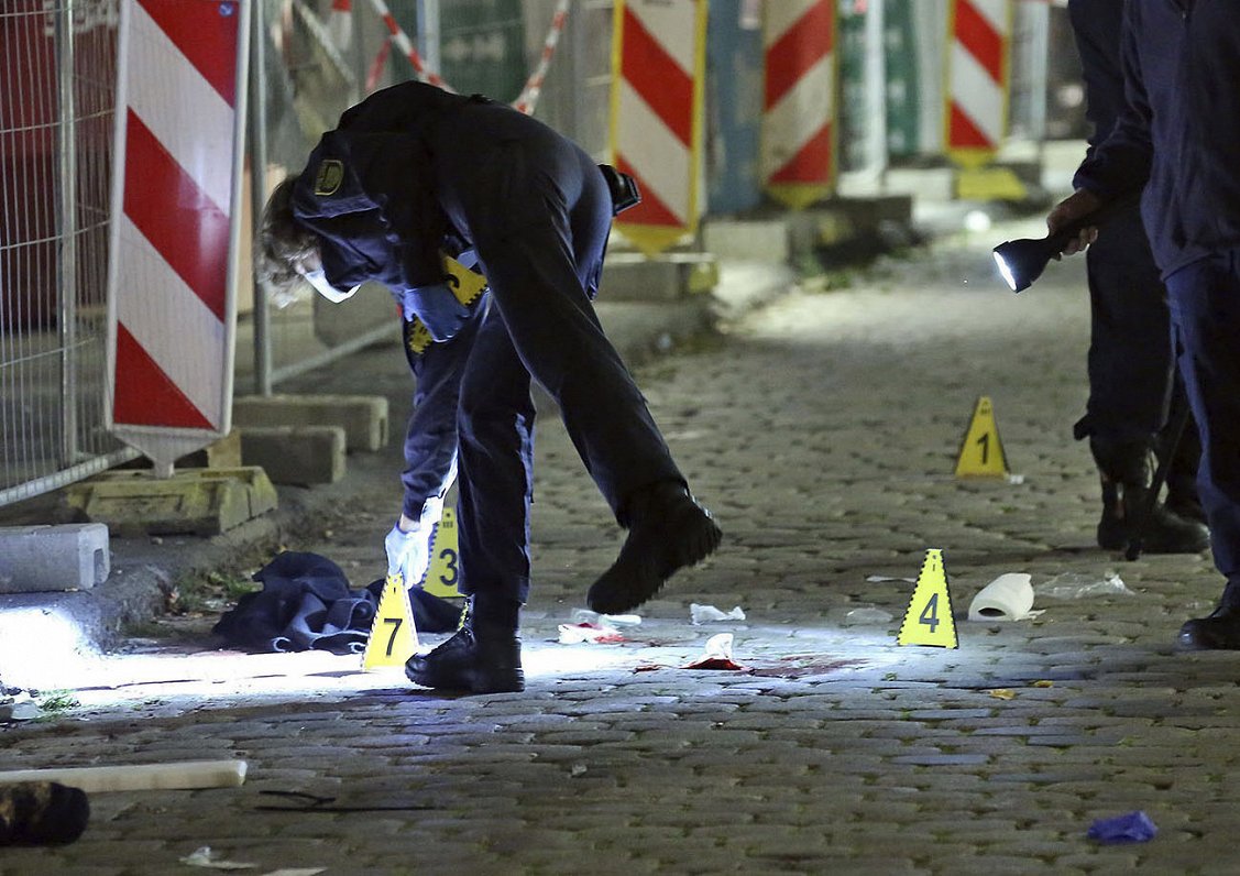 Vācijā eksperti aplūko nozieguma vietu, kur uzbrucējs ar nazi nodūra divus cilvēkus