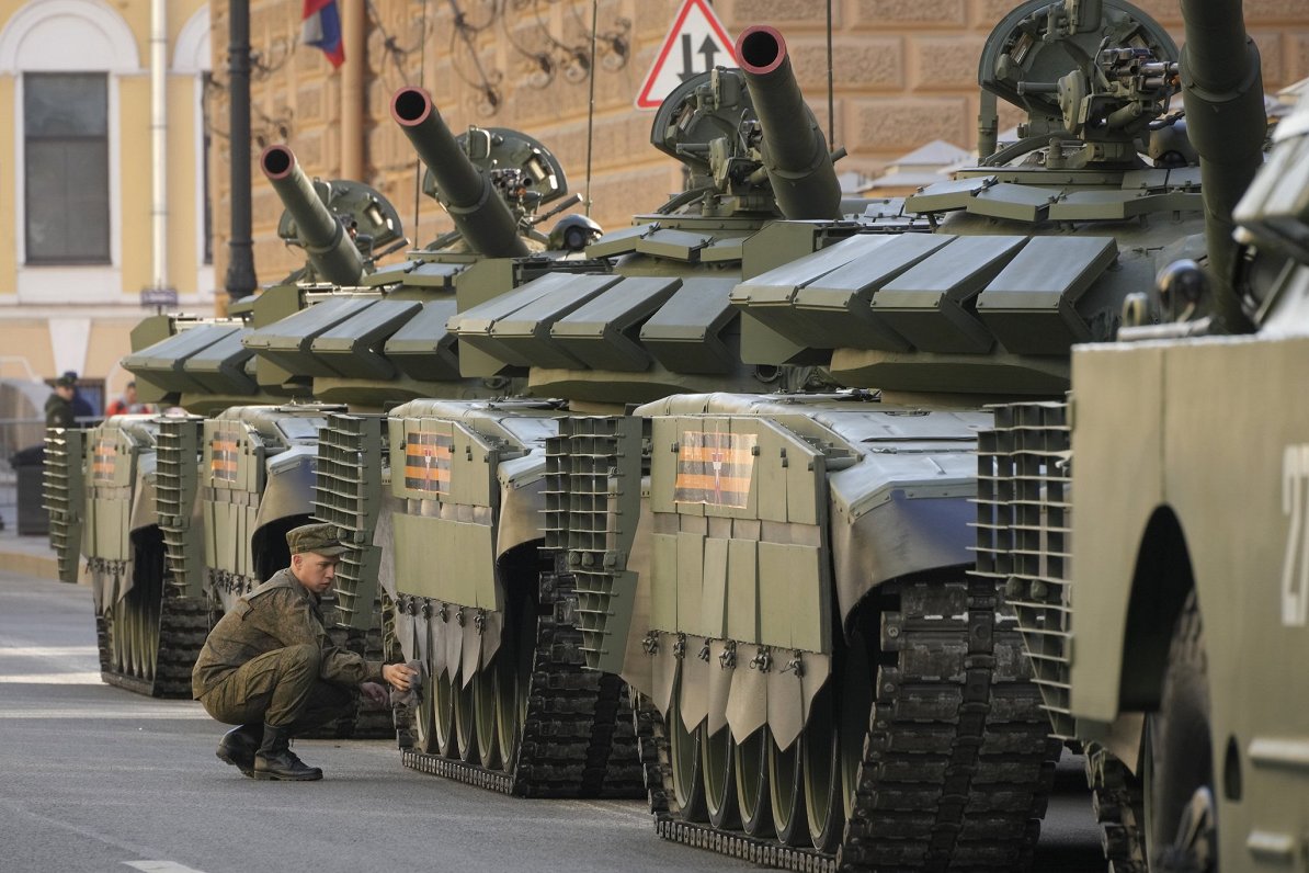 Krievu tanki pirms militārās parādes