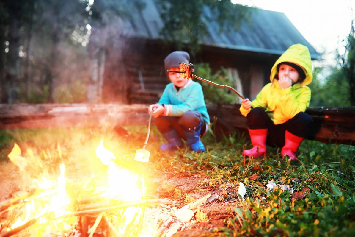 Bērni pie ugunskura