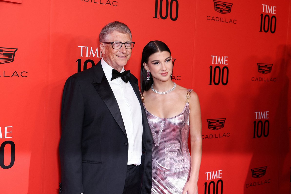 Amerikāņu miljardieris Bils Geitss ar meitu Fēbi