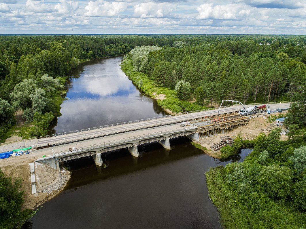 Tiltam pār Gauju Strenčos uzbūvēti jauni dzelzsbetona laidumi