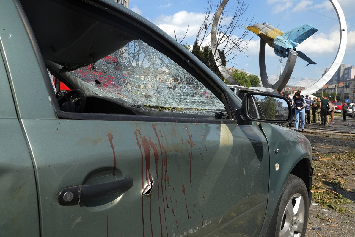 Asinīm notraipīta automašīna pēc Krievijas raķešu uzbrukuma Ukrainas pilsētai Vinnicai