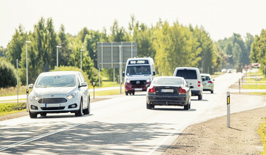 Uz Liepājas šosejas pie krustojuma ar autoceļa Jelgava–Tukums samazināts atļautais braukšanas ātrums
