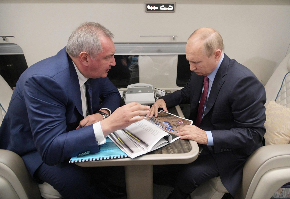 Krievijas prezidents Vladimirs Putins (no labās) ar kosmosa aģentūras vadītāju Dmitriju Rogozinu 202...