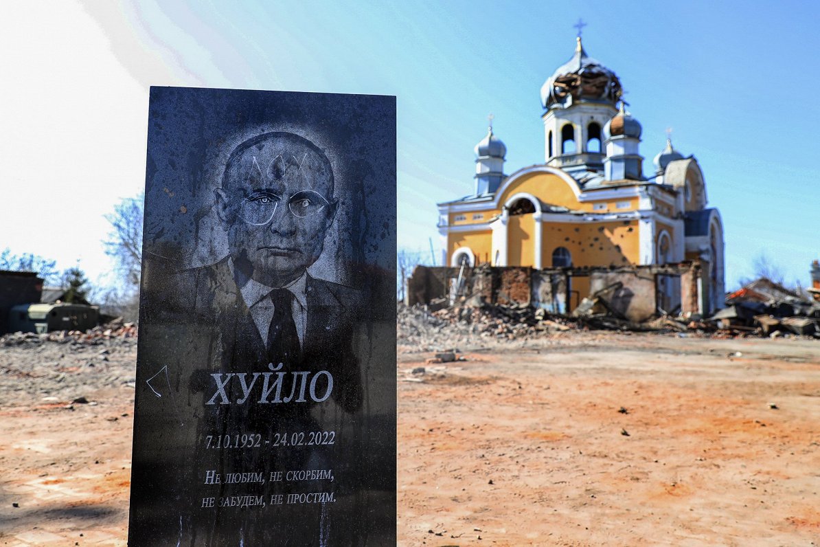Ukrainā pie vienas no Krievijas uzbrukumā cietušajām baznīcām uzstādīts kapakmens ar Krievijas prezi...