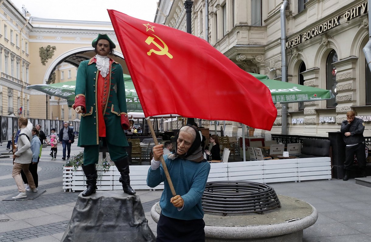 Sanktpēterburgas ielās izstādītas vaska figūras, kas attēlo caru Pēteri I un Krievijas propagandā pl...