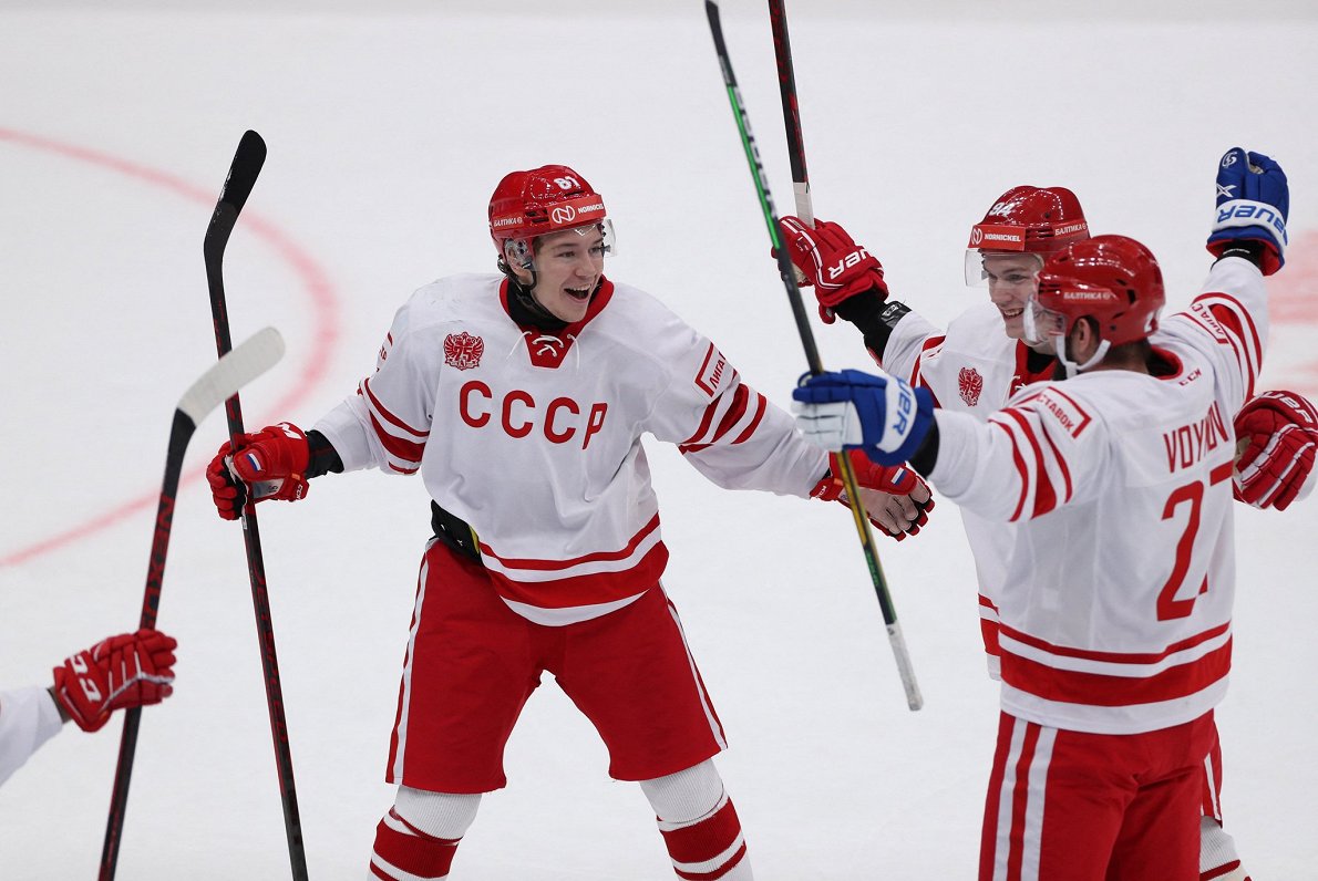 Krievijas izlases hokejisti ar CCCP burtiem uz krekla