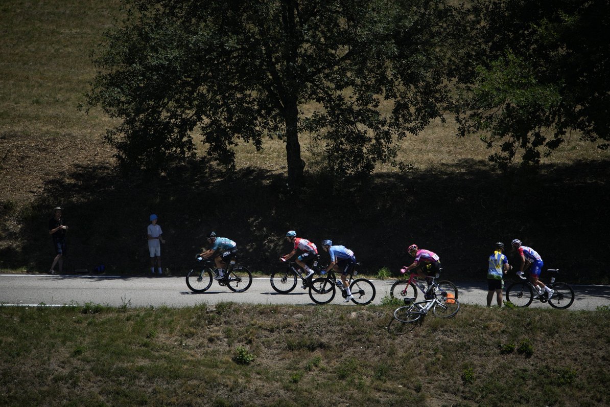 Krists Neilands (trešais no kreisās) &quot;Tour de France&quot; 14.posmā